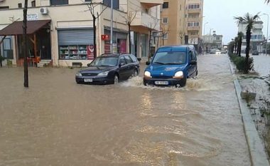 Përmbytet Shkodra, shumë zona pa energji elektrike