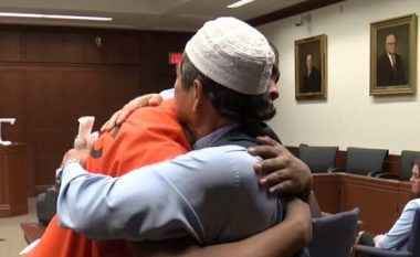 Babai fal dhe përqafon njeriun e përfshirë në vrasjen e djalit të tij, të gjithë në sallën e gjyqit shpërthejnë në lot (Video)