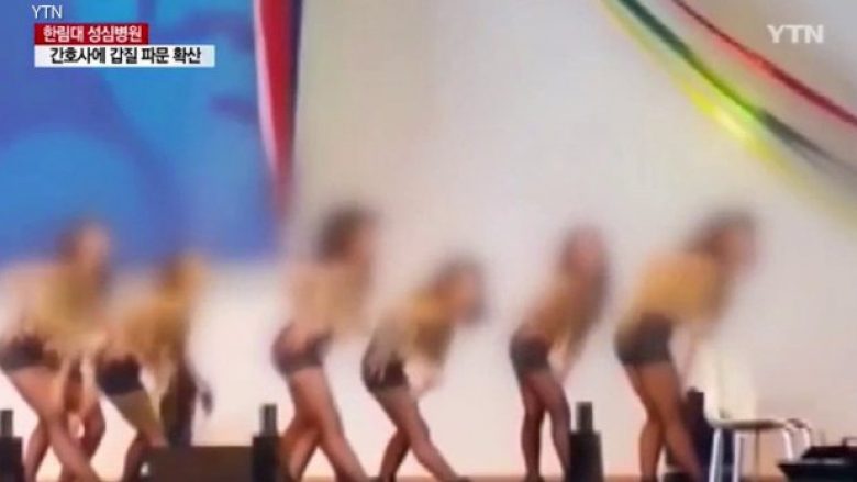 Skandal në Korenë e Jugut: Infermieret detyrohen të luajnë ‘valle seksi’ në skenë, para zyrtarëve të lartë (Video,+16)
