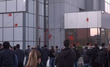 Protestuesit gjuajnë ndërtesën e Qeverisë