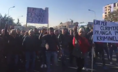Protestuesit para gjykatës kërkojnë lirimin e të dënuarve (Foto/Video)