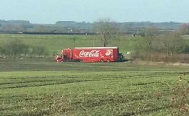 Kamioni i “Coca-Cola”-s “mbërthehet” në fushën me baltë, turmat festive duhej të prisnin mbi dy orë (Foto)