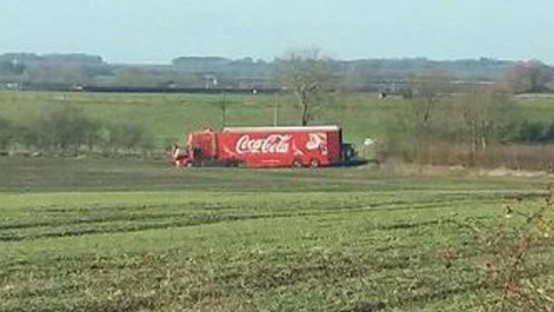 Kamioni i “Coca-Cola”-s “mbërthehet” në fushën me baltë, turmat festive duhej të prisnin mbi dy orë (Foto)