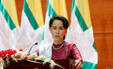 Aung San Suu Kyi viziton shtetin e Rakhines