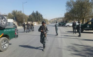 Persona të armatosur sulmojnë stacionin televiziv në Kabul