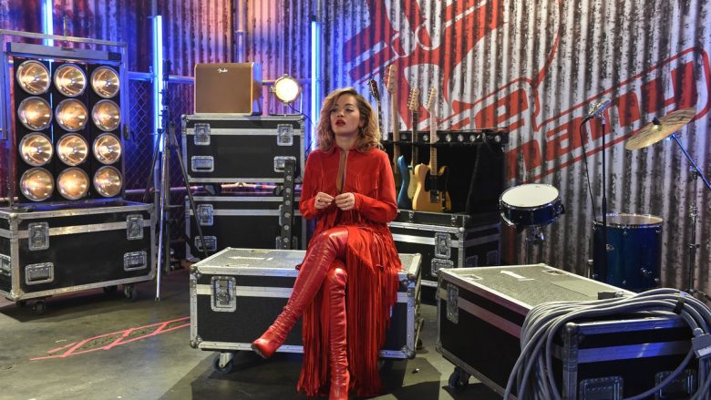 Befasohen gjyqtarët e “The Voice of Germany” kur iu shfaqet para syve Rita Ora (Video)