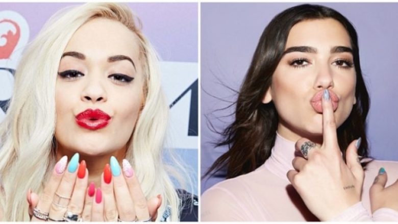 Rita Ora dhe Dua Lipa në një skenë për Krishtlindje në ngjarjen “Top of the Pops” (Video)