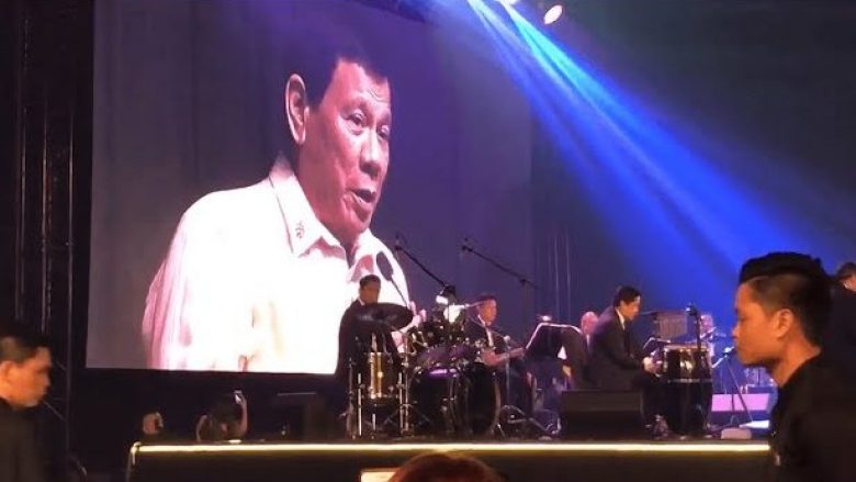 Duterte këndon një këngë dashurie, thotë se e bëri me kërkesë të Donald Trump! (Video)