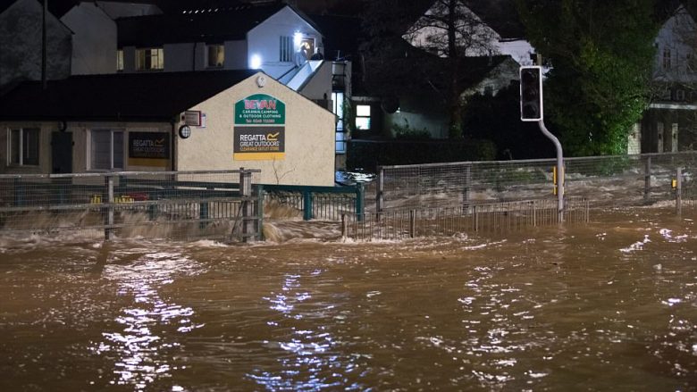 Përmbytje të befasishme në Britani, disa pjesë vërshohen nga uji brenda natës (Video)
