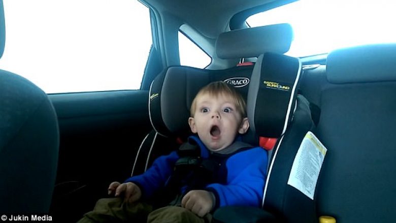 Vetura e babait të tij po kalonte nëpër një autolarje, vogëlushi mbetet pa fjalë me ato që sheh! (Video)