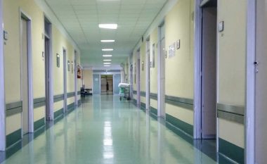 Vdes një person në spitalin e Prizrenit, familjarët fajësojnë mjekët