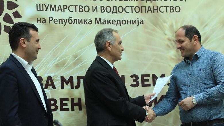 Sot u nënshkruan marrëveshjet e para për mbështetje të bujqve të rinj në Maqedoni
