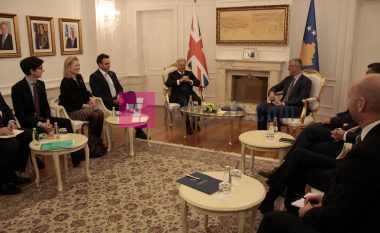Thaçi dhe ministri britanik flasin për Kosovën dhe rajonin