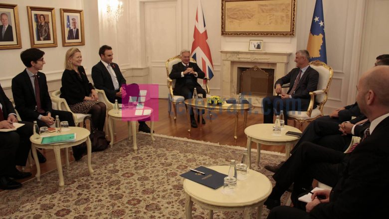 Thaçi dhe ministri britanik flasin për Kosovën dhe rajonin