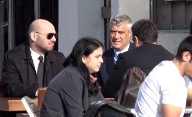 Pajtohen presidenti Thaçi dhe ambasadori britanik, pinë kafe bashkë (Video)