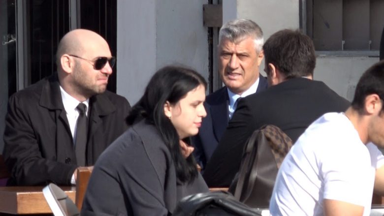 Pajtohen presidenti Thaçi dhe ambasadori britanik, pinë kafe bashkë (Video)