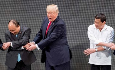 Ceremonia tradicionale e “lidhjes së duarve”: Presidenti amerikan në vështirësi, kryeministri rus e huq krejt (Video)