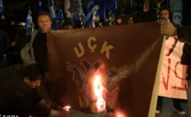 Digjet imitimi i flamurit shqiptar me inicialet e UÇK-së në Athinë (Video)