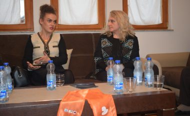 Ambasadorja e Vullnetit të Mirë vizitoi organizatën”Medica Gjakova”, takoi një grup të viktimave seksuale të luftës në Kosovë
