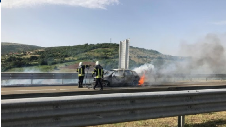 Prizrenasi vetaksidentohet dhe djeg veturën e tij