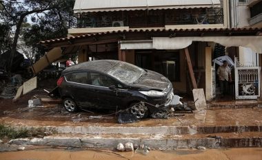 Pamje rrëqethëse nga Greqia: 500 shtëpi, 300 makina, si dhe 200 dyqane të shkatërruara nga përmbytjet (Foto/Video)