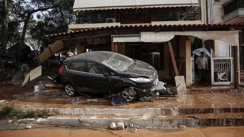 Pamje rrëqethëse nga Greqia: 500 shtëpi, 300 makina, si dhe 200 dyqane të shkatërruara nga përmbytjet (Foto/Video)