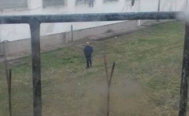 Tre muaj burg me kusht për policët që fotografuan Çavkovin në Idrizovë