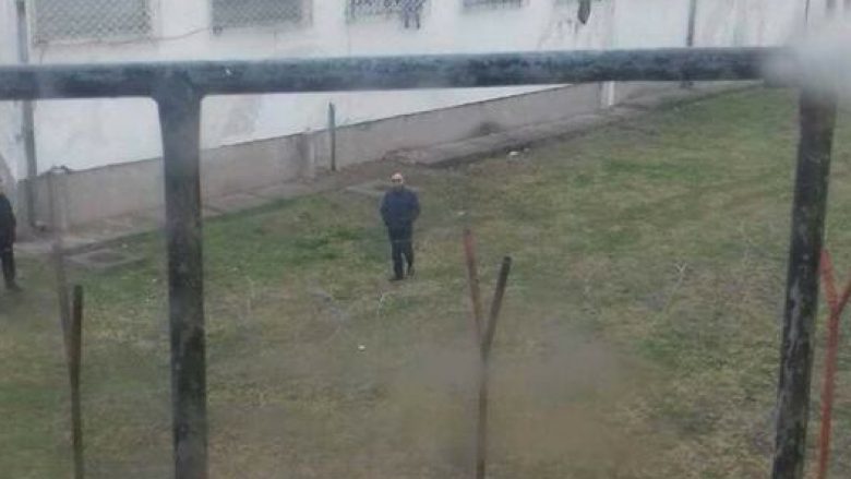 Tre muaj burg me kusht për policët që fotografuan Çavkovin në Idrizovë