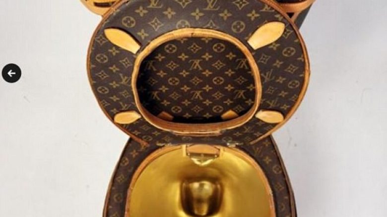 Çmimi marramendës i guaskës së tualetit, e punuar nga ari dhe 24 çanta Louis Vuitton (Video)