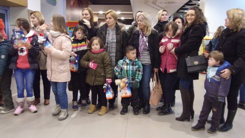 Qumështorja Vita gëzon fëmijët e ‘Down Syndrome Kosova’ për festat e fundvitit (Video)