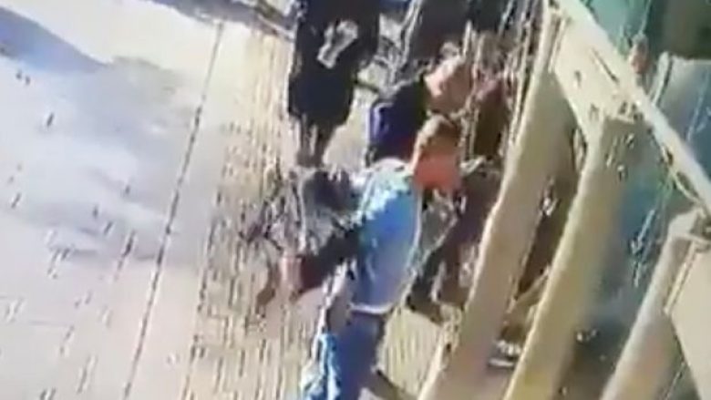 ​Kamerat e sigurisë filmojnë momentin kur palestinezi ther me thikë në gjoks një izraelit (Video, +18)