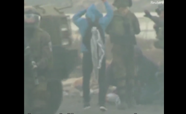 Pamje që tregojnë se si policët civilë izraelit infiltrohen dhe maskohen si protestues palestinezë, për t’i kapur personat që hedhin gurë (Video)