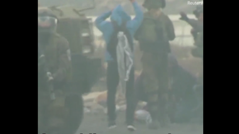 Pamje që tregojnë se si policët civilë izraelit infiltrohen dhe maskohen si protestues palestinezë, për t’i kapur personat që hedhin gurë (Video)