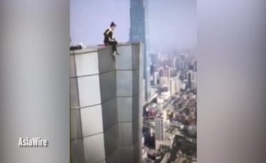 Filmon vdekjen e vet, bie nga kulmi i ndërtesës 62-katëshe (Video, +18)