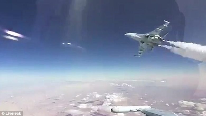 Aeroplani luftarak rus për pak sa nuk përplaset me një koleg të tij, publikohet momenti rrëqethës (Video)