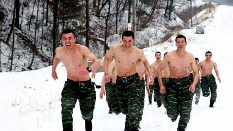 Stërvitja në kushte ekstreme e policisë kineze (Foto)