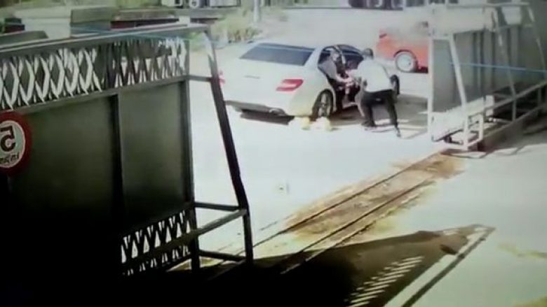 Momenti kur kidnapohet një grua në qendër të qytetit (Video)