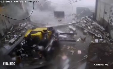Punëtorët e depos i shpëtojnë uraganit për një fije floku, erërat e të cilit lëviznin me shpejtësi prej 180 kilometra në orë (Video)
