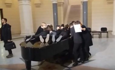 Njëzet nxënës nga Sarajeva thyejnë rekordin e librit Guiness në një piano (Video)