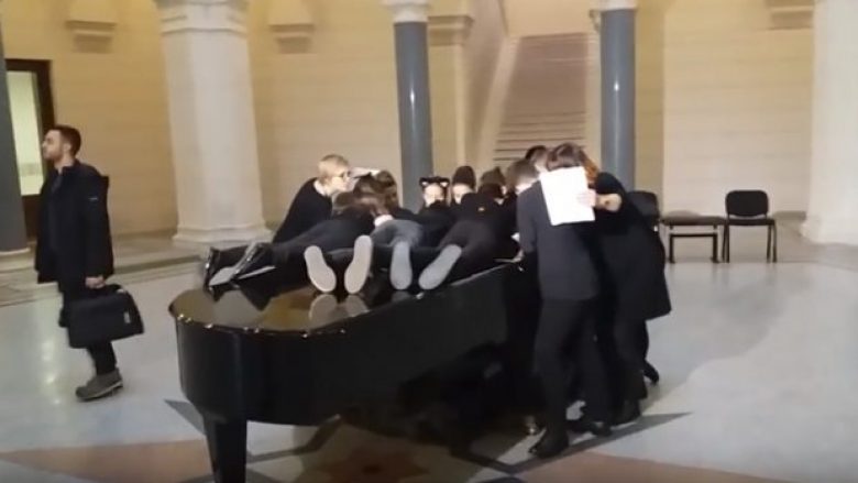 Njëzet nxënës nga Sarajeva thyejnë rekordin e librit Guiness në një piano (Video)