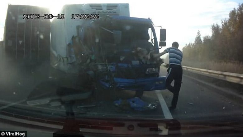 Aksident i tmerrshëm mes dy kamionëve, nga goditja e fortë shoferi fluturon nga dritarja dhe bie në këmbët e tij (Video, +16)