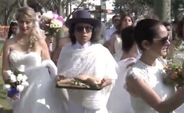 Martesa bizare, nuset martohen me një pemë (Video)