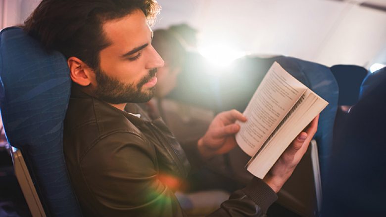 Leximi në aeroplan: Gjashtë librat e shkurtër që ju bëjnë më të mençur derisa të arrini në destinacion