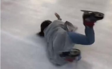Pas një kohe të gjatë pauzë, mbathë patinat dhe niset për të rrëshqitur në akull – rrëzohet vazhdimisht (Video)