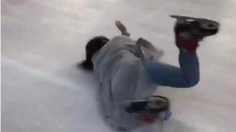 Pas një kohe të gjatë pauzë, mbathë patinat dhe niset për të rrëshqitur në akull – rrëzohet vazhdimisht (Video)
