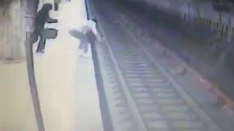E shtyn pa kurrfarë arsye në hekurudhë, 25-vjeçarja shtypet për vdekje nga treni – kamerat e sigurisë filmojnë ngjarjen (Video, +16)