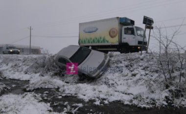 Makina rrëshqet nga rruga, nuk ka të lënduar (Foto)