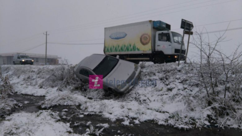 Makina rrëshqet nga rruga, nuk ka të lënduar (Foto)