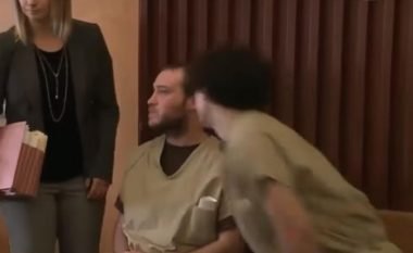 Dënohet për përdhunimin e 4-vjeçarit, i burgosuri tjetër e “ndëshkoi” edhe më rëndë në sallën e gjyqit – e goditi me kokë në fytyrë (Video)