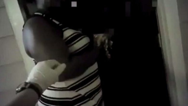 Sharkohet polici, urdhëroi përdorimin e revoles elektrike gjatë arrestimit të një gruaje (Video)